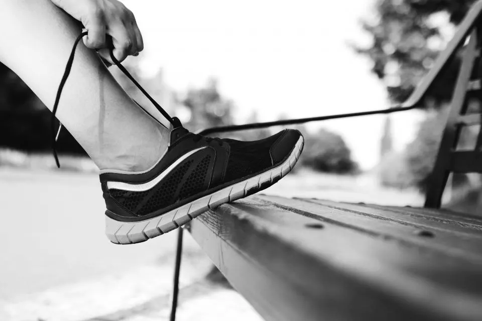 Persona amarrándose los tenis para correr