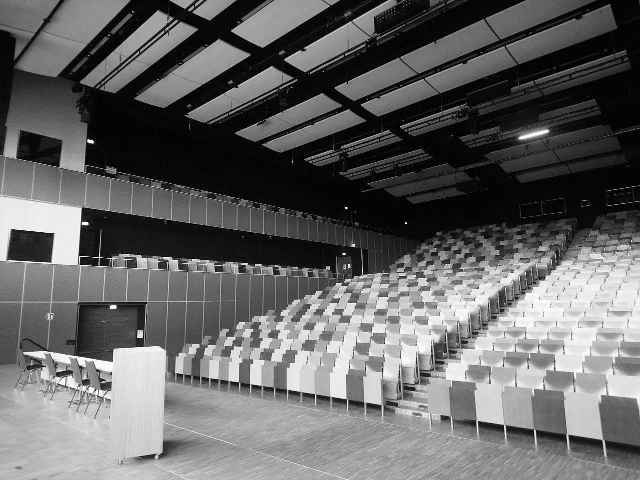 Auditorio con butacas vacías