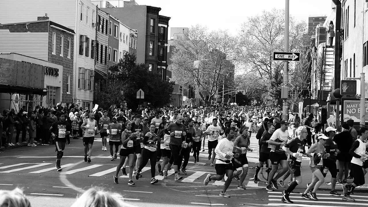 Corredores en una calle de maratón