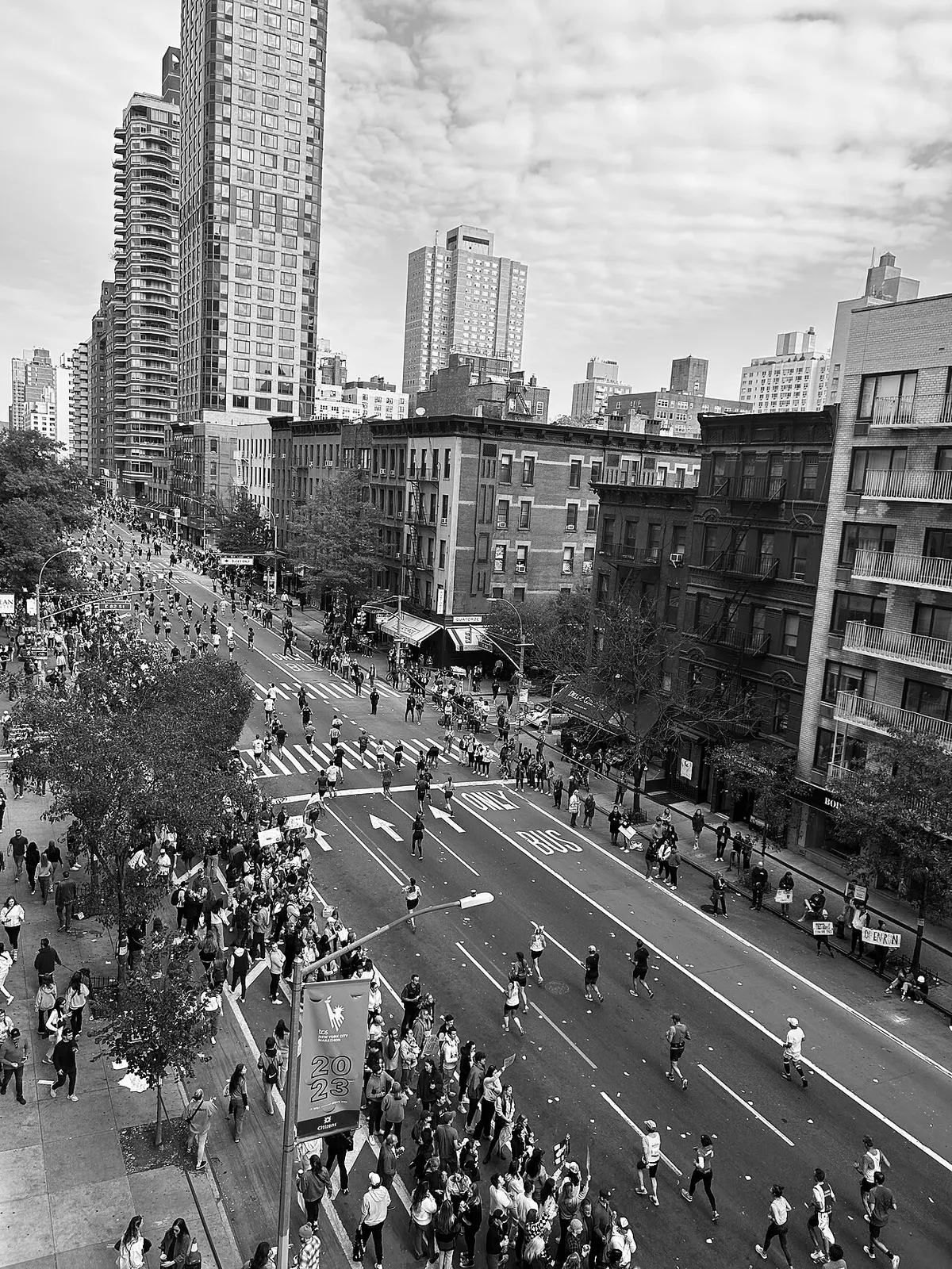 Maratón por una avenida de la ciudad vista desde arriba