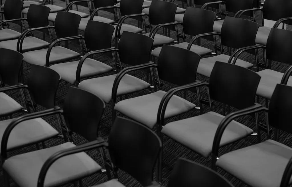 Sillas de un salón de conferencias